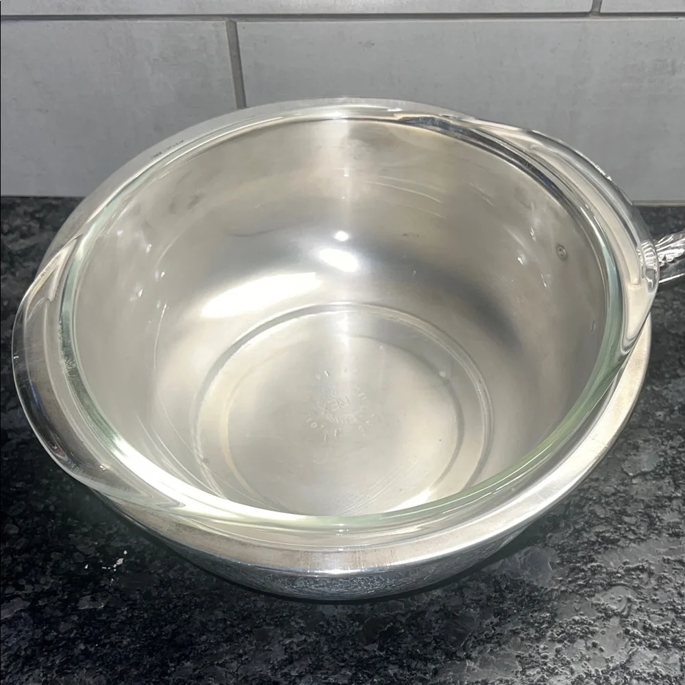 Silver serving dish with clear Pyrex bowl insert with Lid. Exc condition
